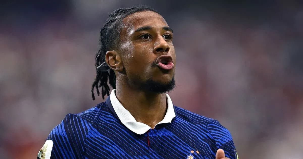 Futbolchi o'yin davomida gapirayotgan holatda