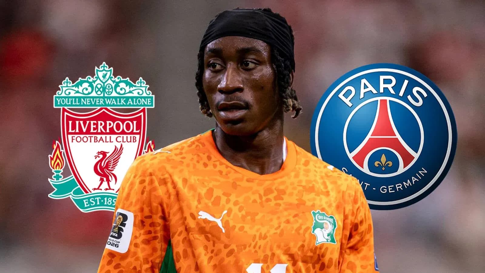 Futbolchi Liverpool va PSG logotiplari bilan