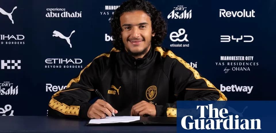 Yoshinori Muto signing contract at Manchester City