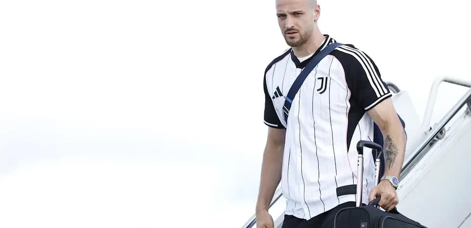 Futbolchi Juventus formasida samolyotdan tushmoqda