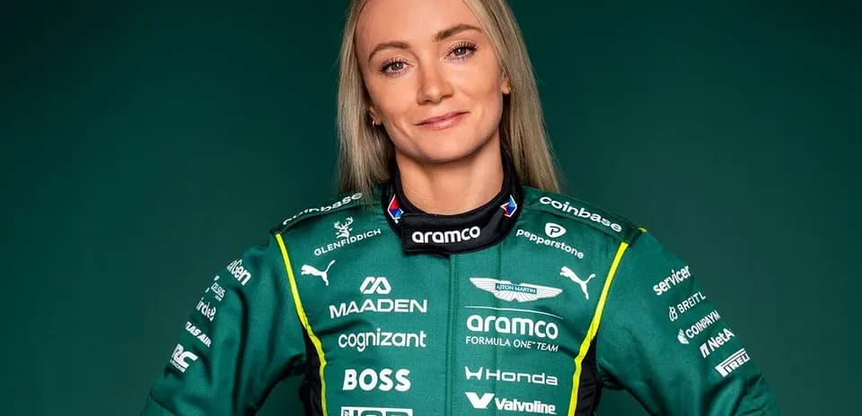 Ayollar Formula 1 poygachisi Aston Martin kiyimida