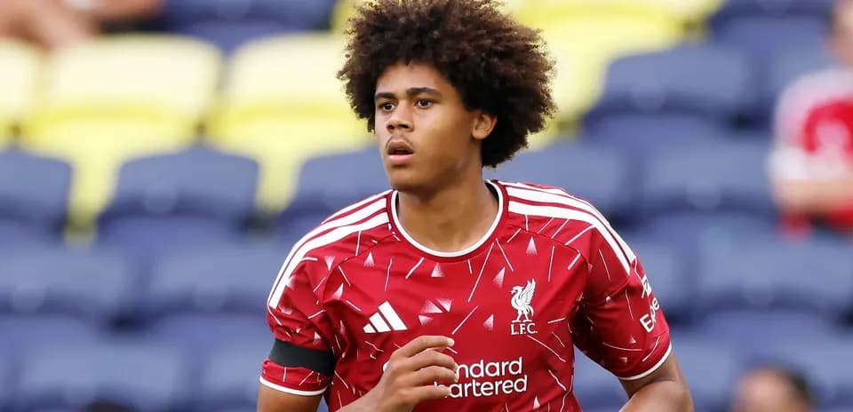 Futbolchi LFC formasi bilan maydonda harakatda