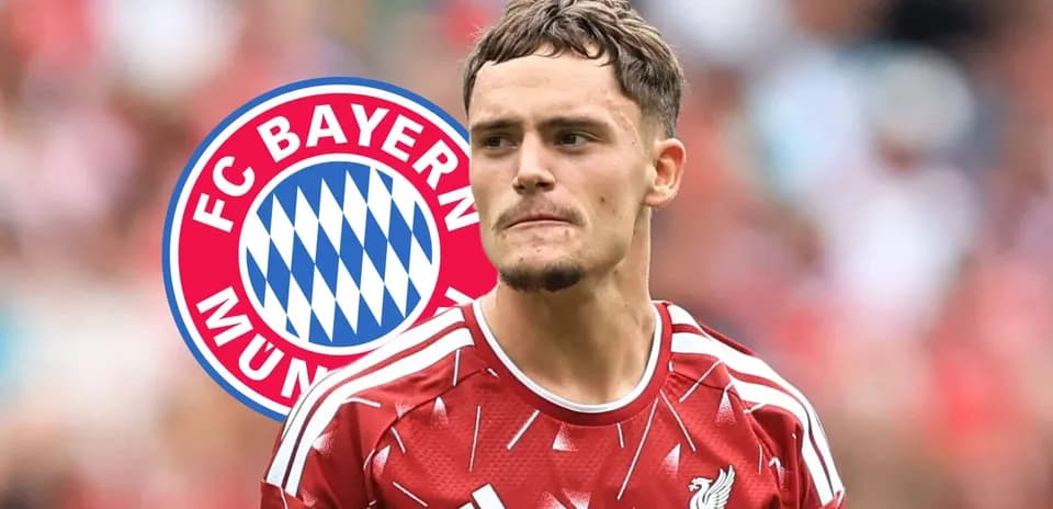 Futbolchi Liverpool formasida, Bayern Munich logosi bilan