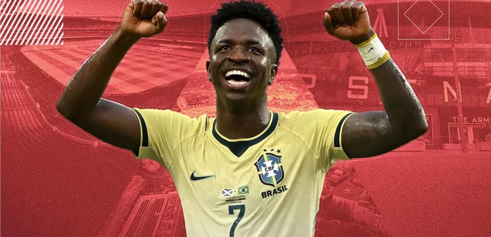 Futbolchi g'alaba qozonib qo'lini ko'tarmoqda