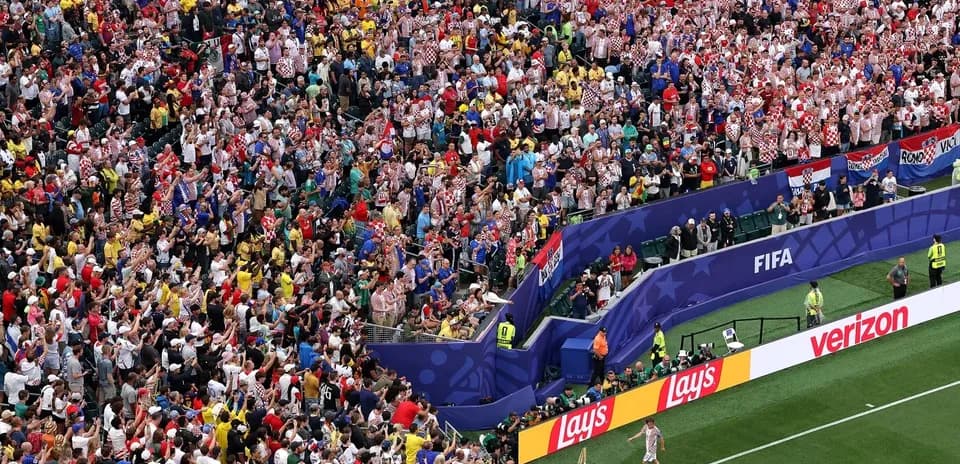 O'yin davomida futbolchilar va tomoshabinlar