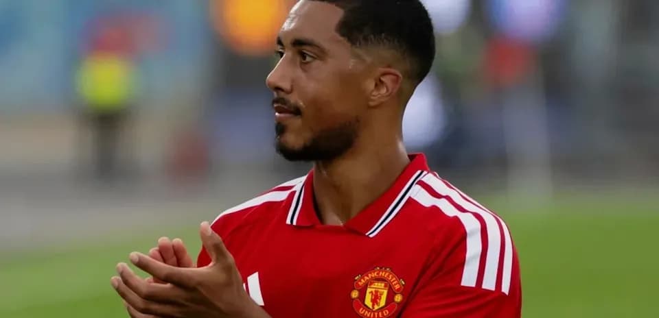 Futbolchi Manchester United formasida maydonda