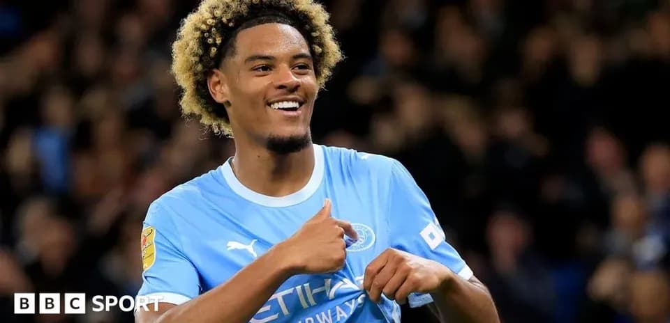Futbolchi g'alaba bilan tabriklayapti