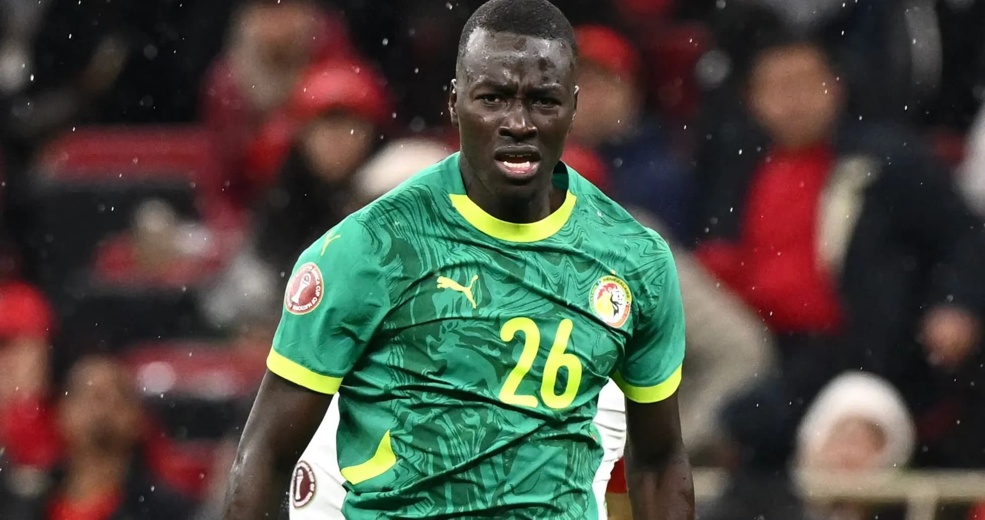 Futbolchi raqibga qarshi harakatda