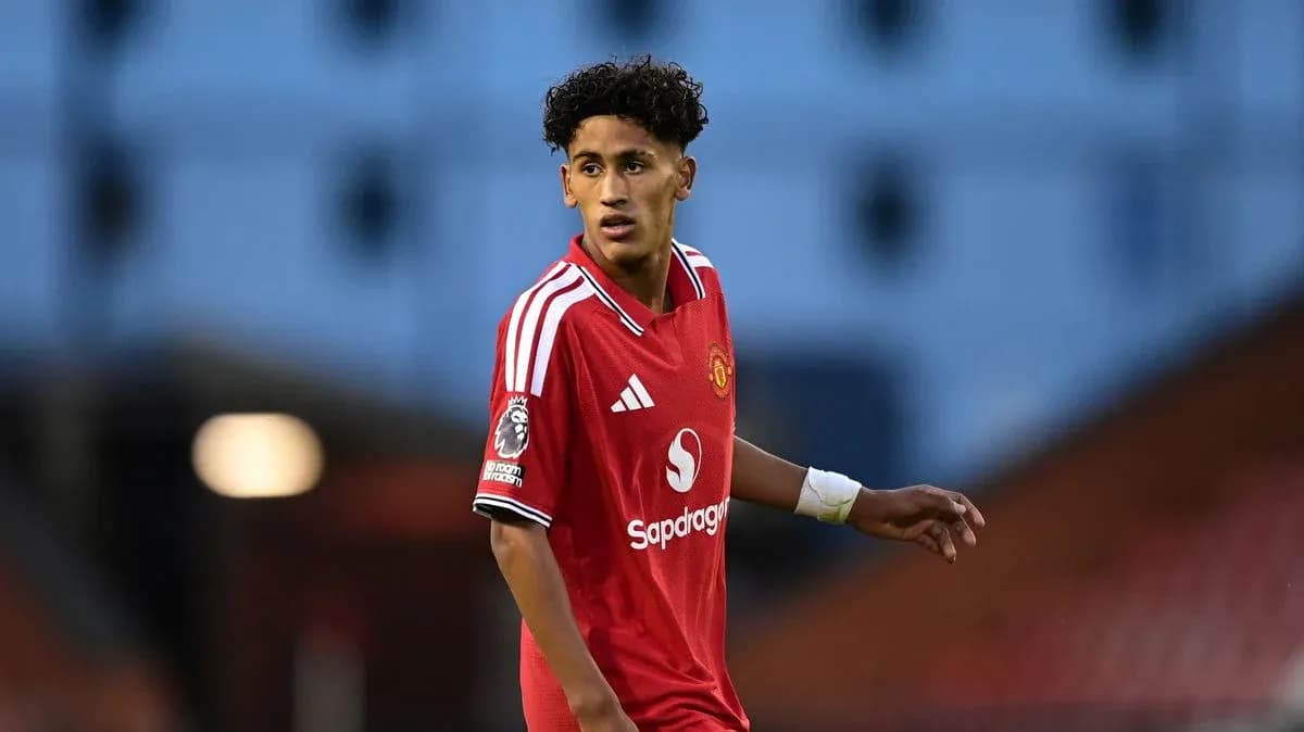 Futbolchi Manchester United formasida maydonda harakatda