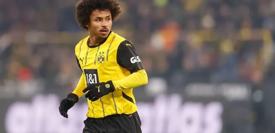 Futbolchi Borussia Dortmund formasida maydonda harakatda