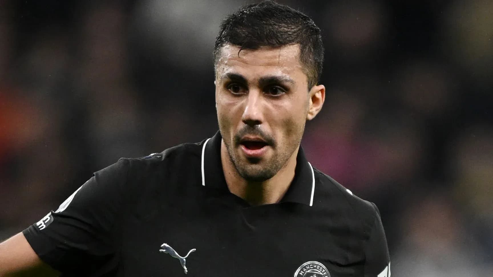 Futbolchi o'yin davomida harakatda