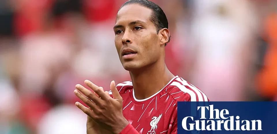 Futbolchi LFC formasida maydonda qo'llarini qimirlatmoqda