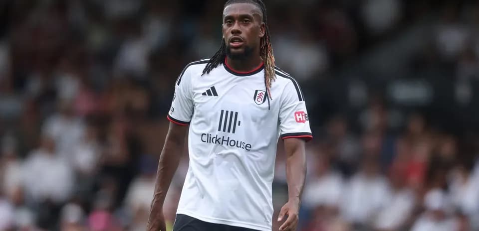 Futbolchi Fulham formasida o'yin maydonida