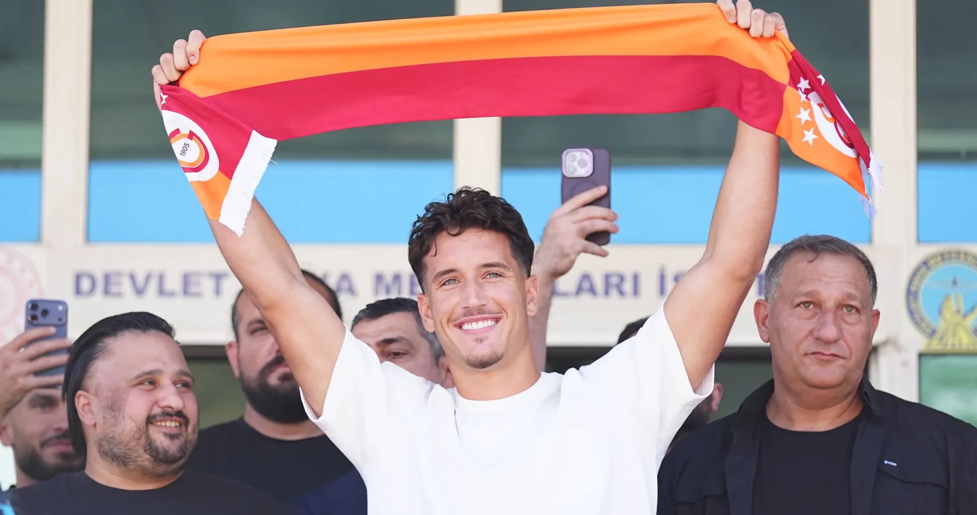 Futbolchi Galatasaray sharfini ko'tarib turibdi