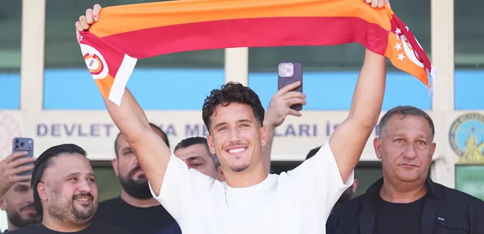 Futbolchi Galatasaray sharfini ko'tarib turibdi