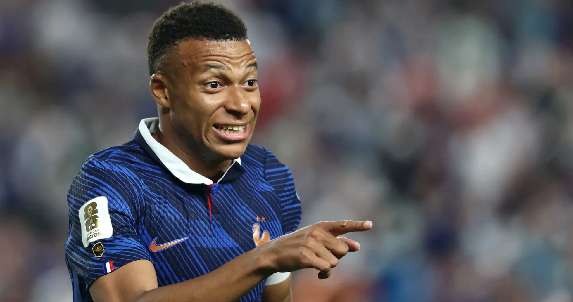 Futbolchi maydonda harakat qilib, ko'rsatma berayapti