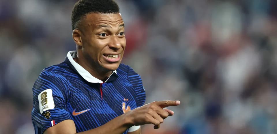 Futbolchi maydonda harakat qilib, ko'rsatma berayapti