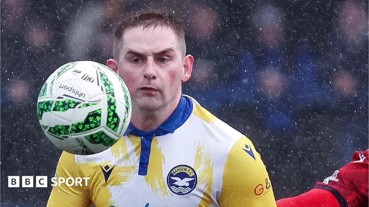Futbolchi to'pni boshiga ushlab turmoqda