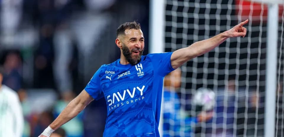 Futbolchi goli nishonlayapti, orqa tomonda darvoza