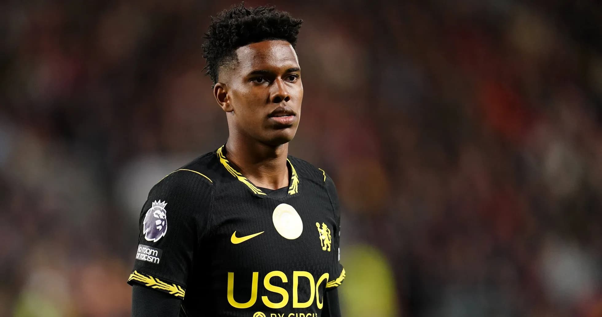 Futbolchi Chelsea formasida maydonga chiqmoqda
