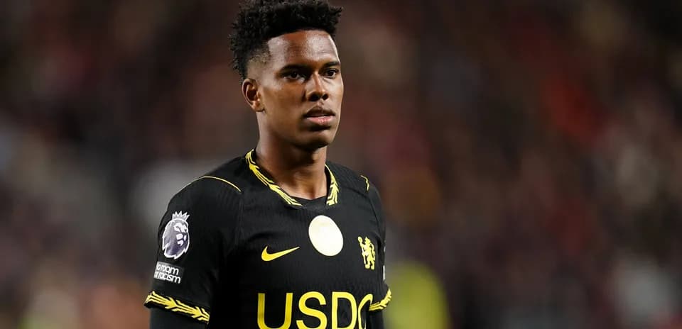 Futbolchi Chelsea formasida maydonga chiqmoqda