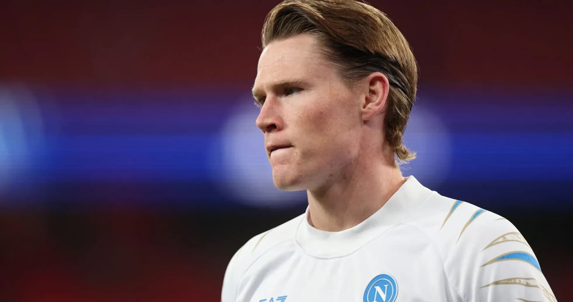 Futbolchi Napoli formasi bilan maydonda turibdi