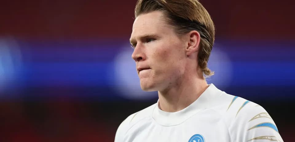 Futbolchi Napoli formasi bilan maydonda turibdi