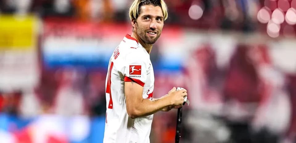 Futbolchi stadionda muxlislarga qarab turibdi