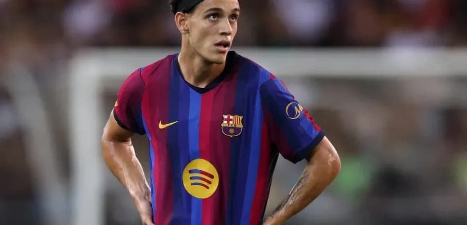 Futbolchi Barcelona formasida maydonda