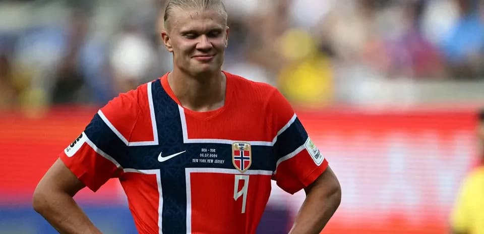 Futbolchi Norvegiya formasi bilan maydonda turibdi