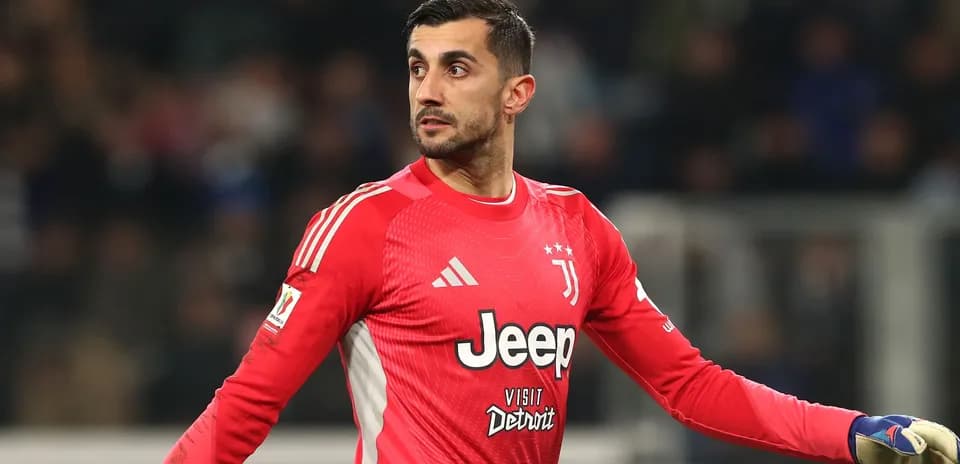 Juve goalkeeper in red kit during match