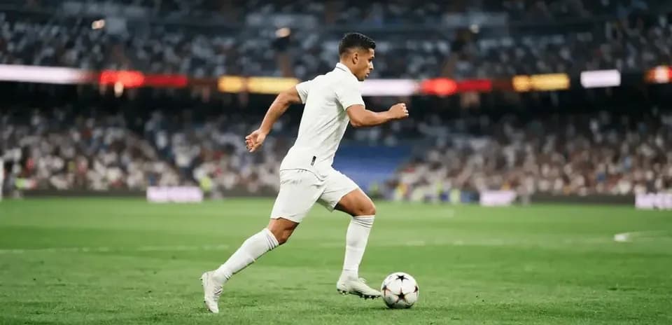Futbolchi to'pni quchoqdan urib ketmoqda