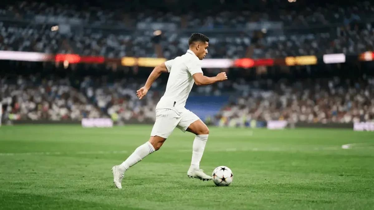 Futbolchi to'pni quchoqdan urib ketmoqda