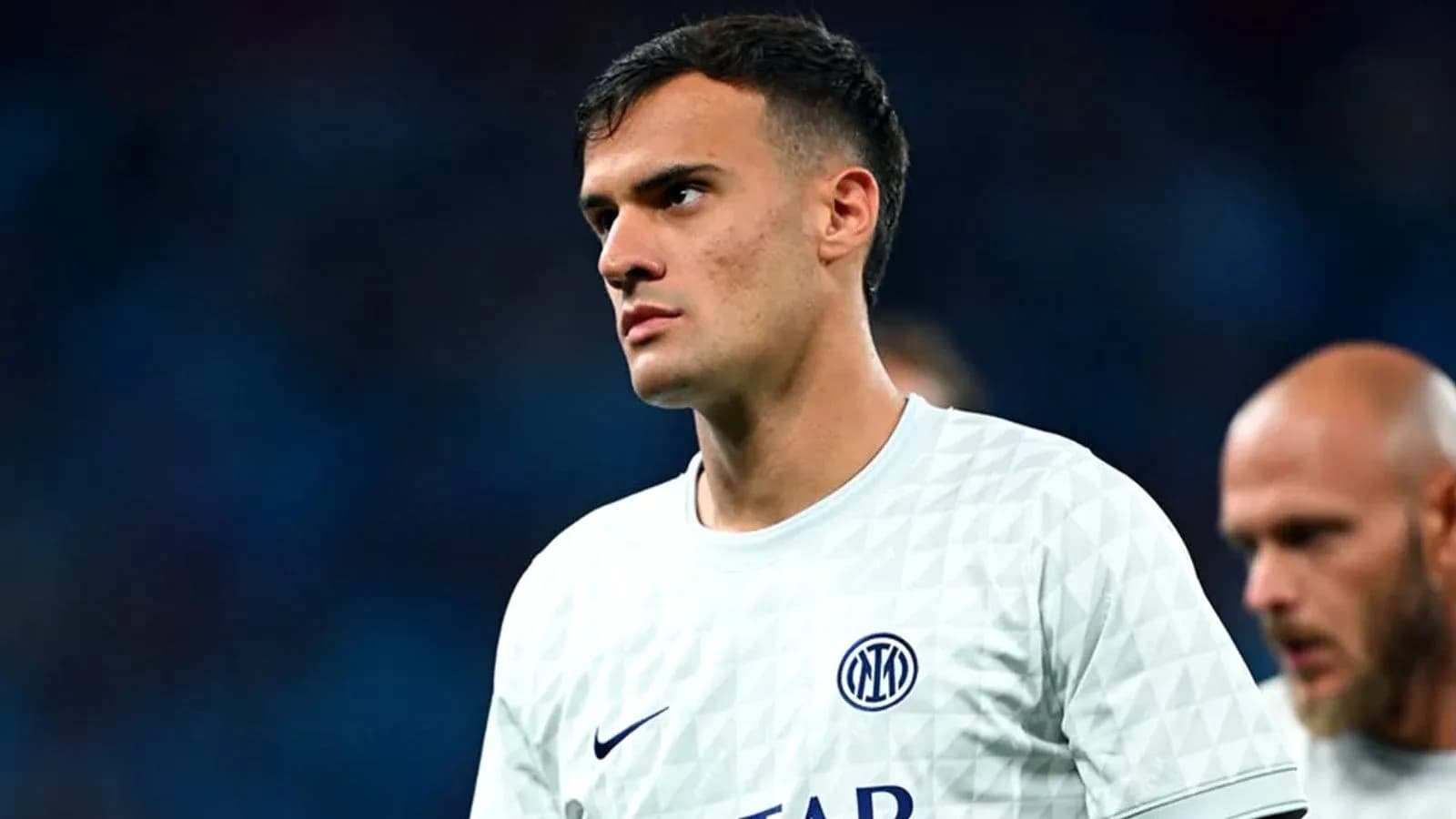 Futbolchi o'yin oldidan jamoa kiyimida
