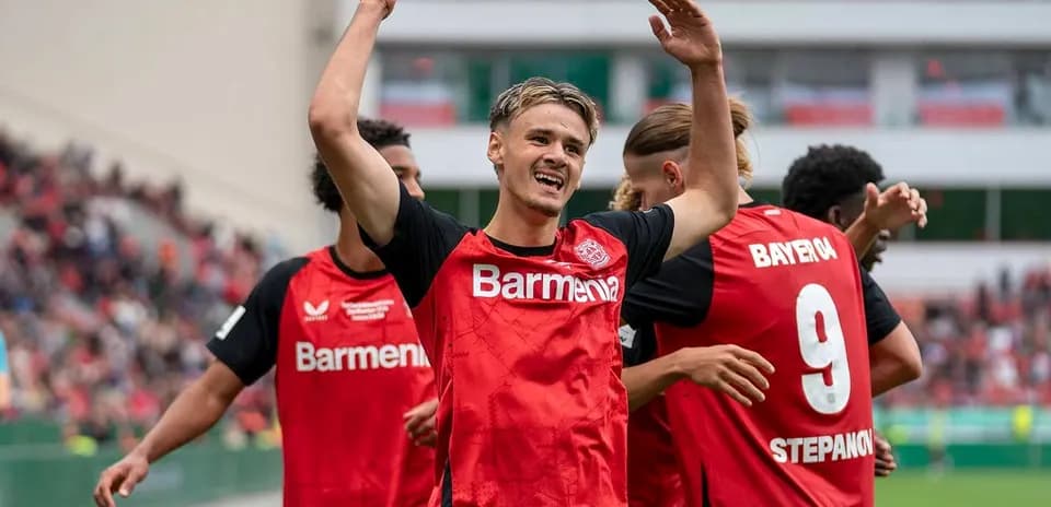 Futbolchi goli nishonlayapti, jamoasi bilan