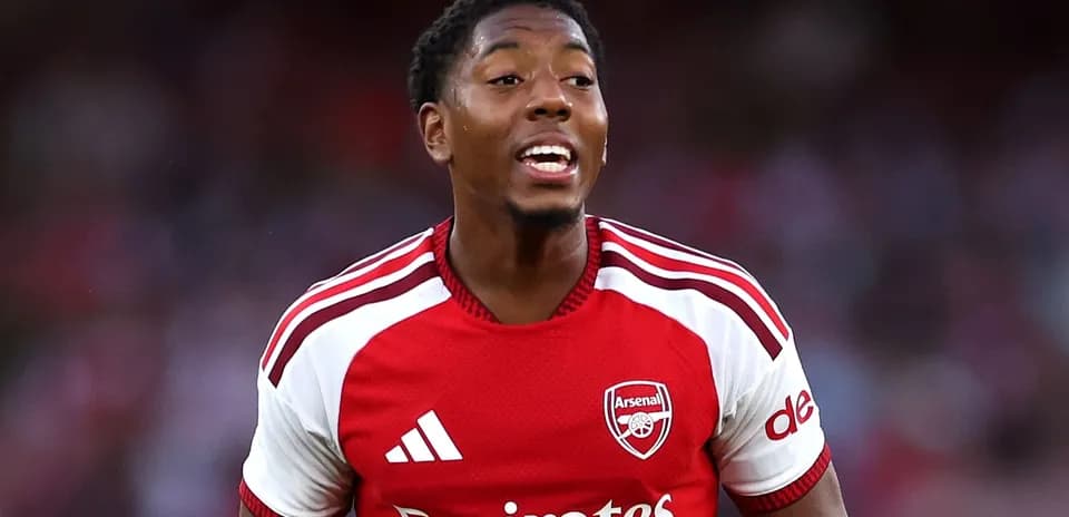 Futbolchi Arsenal formasi bilan maydonda