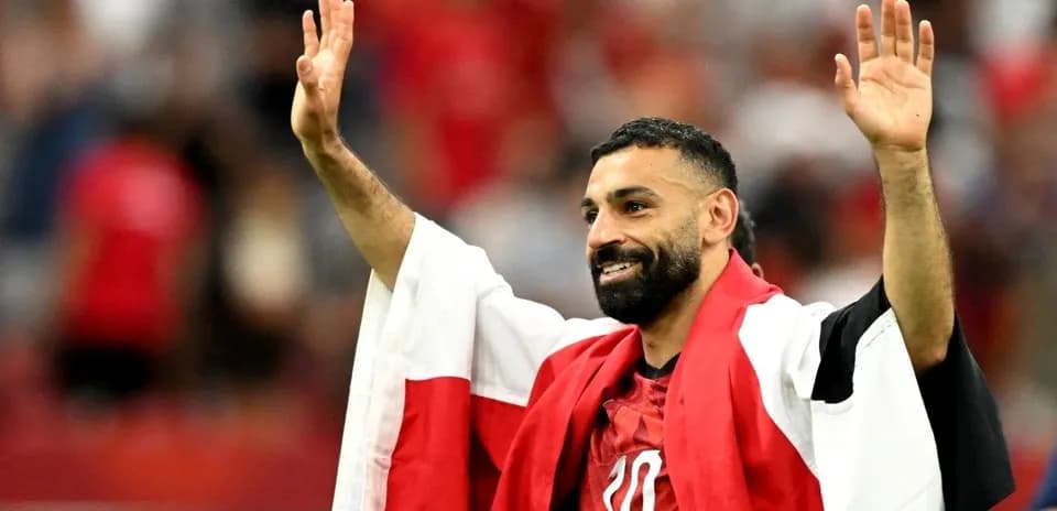Futbolchi qo'lini ko'tarib muxlislarga salom beradi