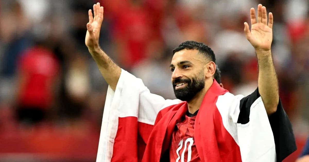 Futbolchi qo'lini ko'tarib muxlislarga salom beradi