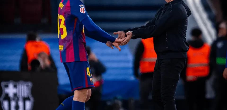 Futbolchi va murabbiy o'zaro qo'l berishmoqda