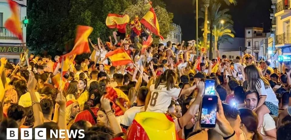 Kechki payt futbolchilarni qo'llab-quvvatlayotgan muxlislar