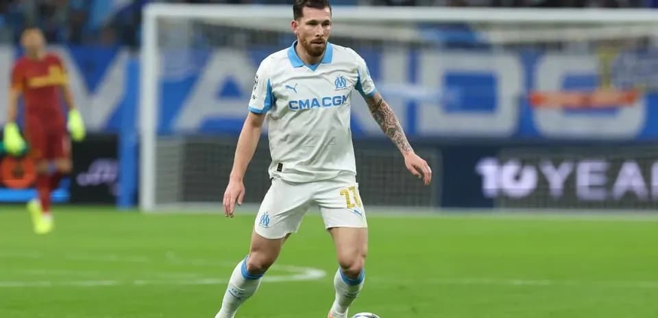 Futbolchi to'pni boshqarayotgan paytda