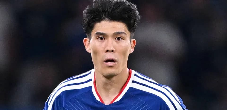 Futbolchi o'yinda jamoa formasida