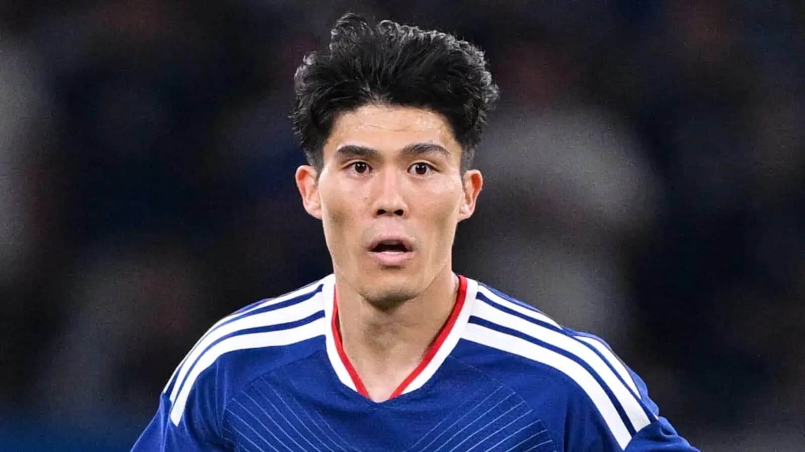 Futbolchi o'yinda jamoa formasida