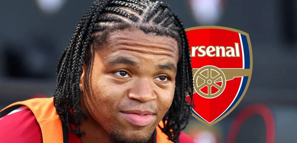 Futbolchi Arsenal logosi oldida o‘tiribdi