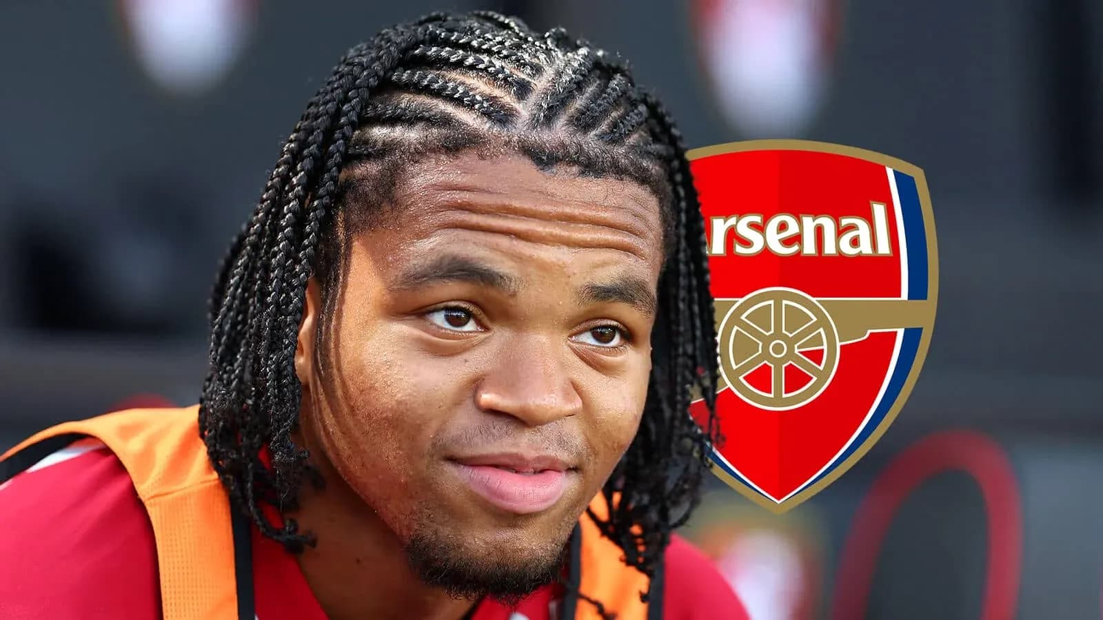 Futbolchi Arsenal logosi oldida o‘tiribdi