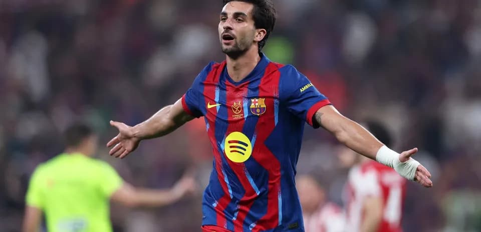 Futbolchi goli nishonlayotgan o'yinchi