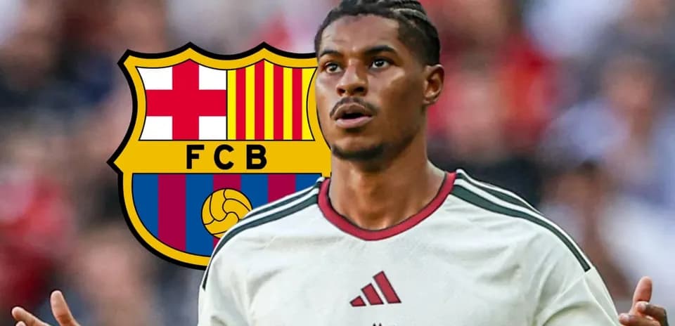 Futbolchi Barcelona logosi bilan maydonda