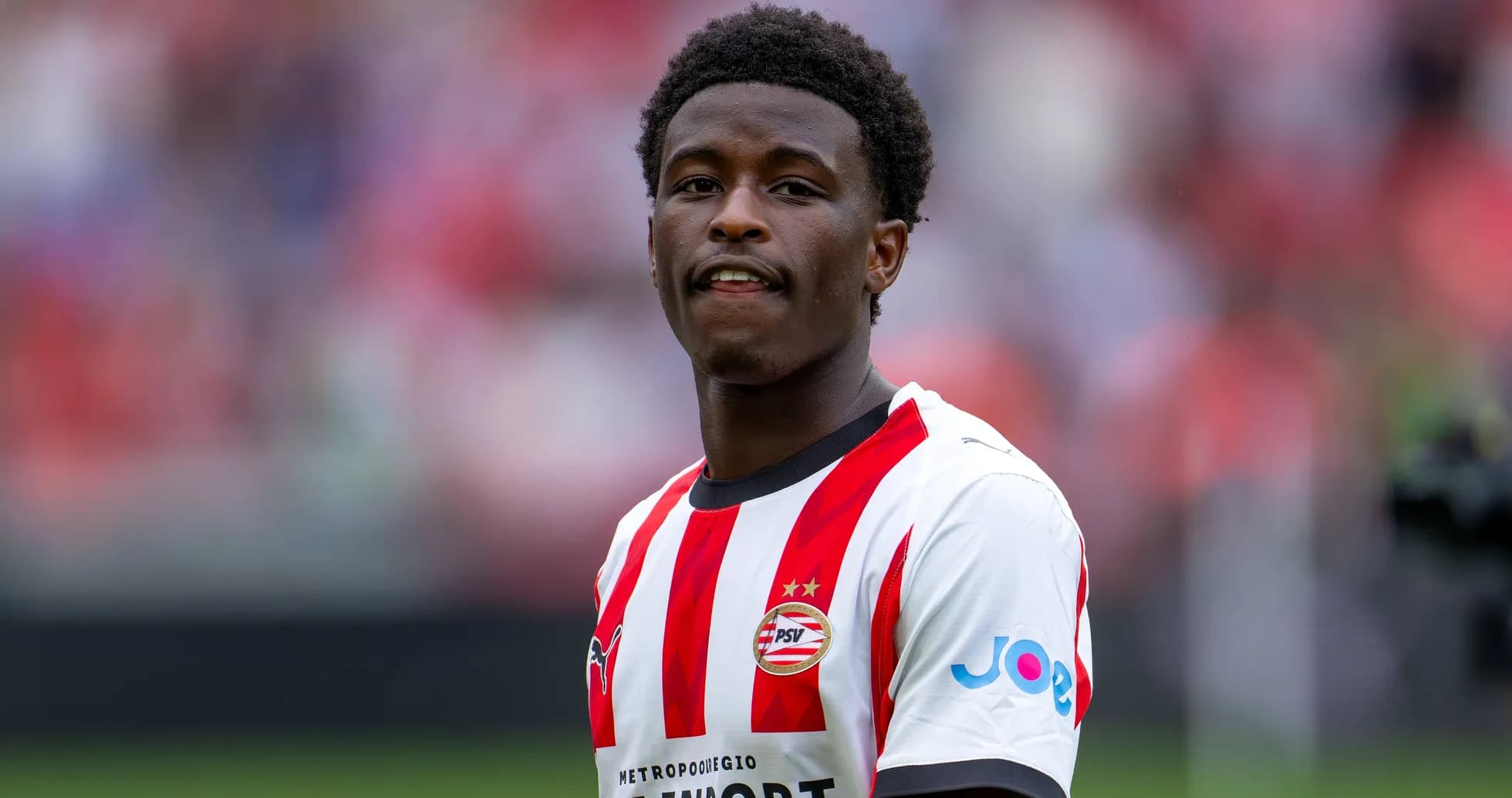Futbolchi PSV formasida maydonda turibdi