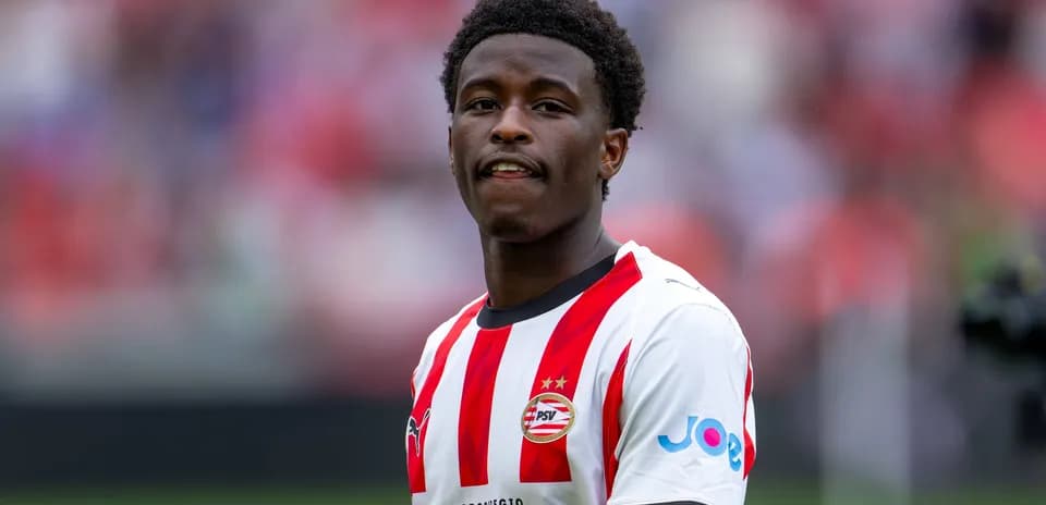 Futbolchi PSV formasida maydonda turibdi