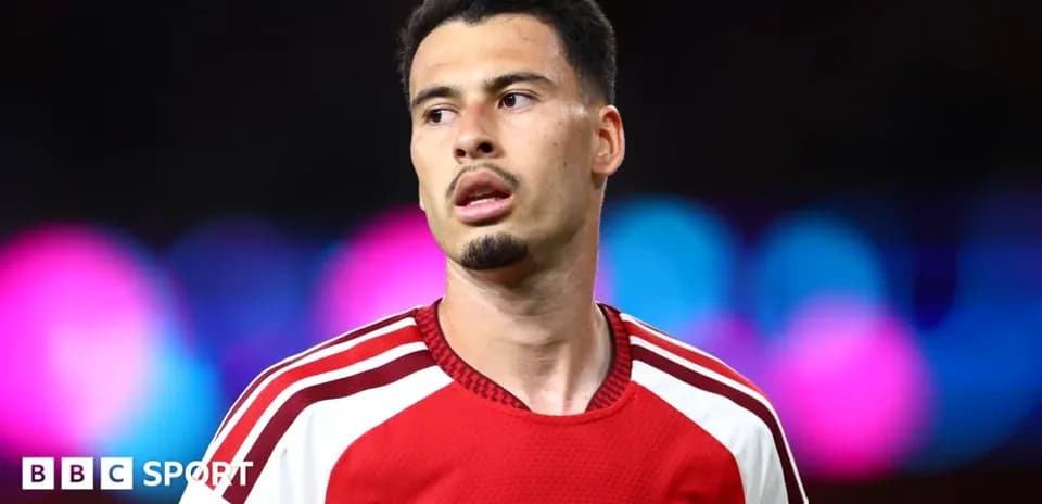 Futbolchi Arsenal formasida o'yin maydonida